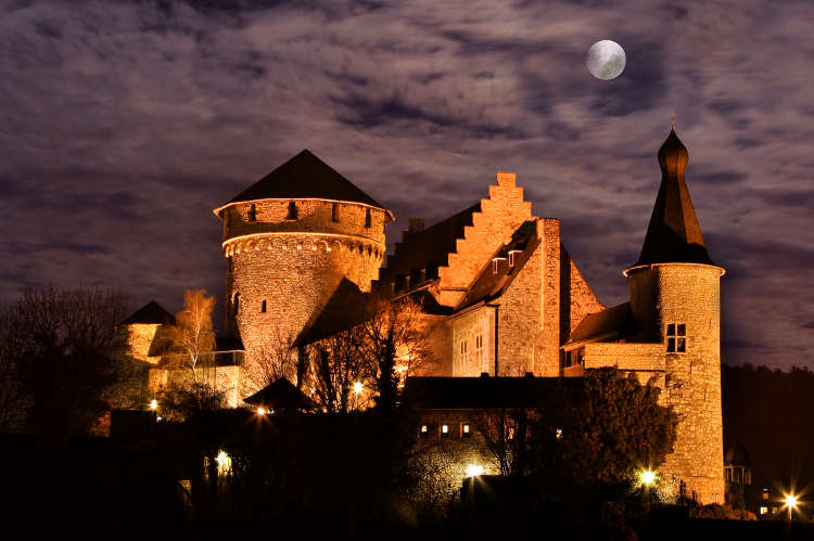 Burg bei Nacht